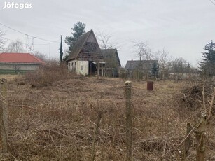 Császárszállás frekventált helyén megosztható telken nyaraló eladó