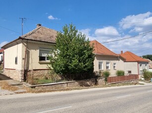 Eladó családi ház Tardos, Templom tér