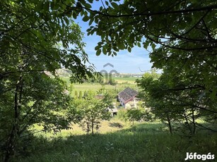 Eladó panorámás telek alappal