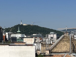 Eladó téglalakásBudapest, VIII. kerület, Tetőtér