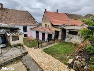 Befektetők figyelem! Izgalmasan zegzugos kertes ház a Tettye aljában