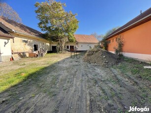 Hajdúböszörményben belvárosi építési sarok telek eladó