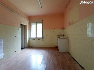 III. Kerület, Víznyelő utca melletti út, 60 m2-es, családi ház