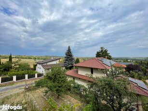 Örök panorámás három szintes családi ház eladó