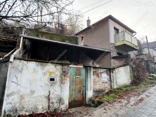 Összközműves borospince eladó az Avasi Pincesoron, akár berendezéssel