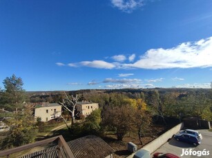 Panorámás, emeleti, 2 szobás lakás, autóbeállóval,újszerű társasházban