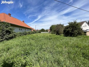 Pécsett családias környéken építési telek eladó!