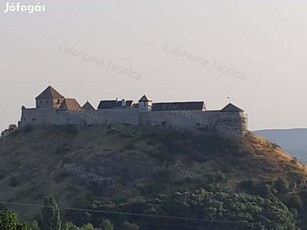 Sümegen várja egy parkosított telek. Panoráma? Vár és hegyek!