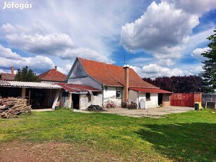 Tiszasziget központjában 2+1 szobás családi ház, nagy portával eladó