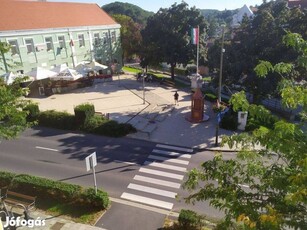 Vasváron Főtéri, 2 szobás Bútorozott lakás, teljes berendezéssel eladó