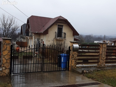 Balatonfűzfőn jó állapotú családi ház eladó!