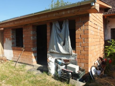Eladó Ház, Bács-Kiskun megye Kiskunfélegyháza Legbelső házrész új tetővel, saját portarésszel