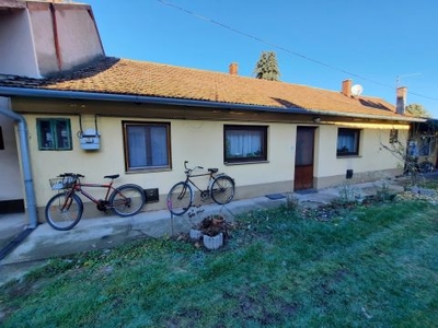 Eladó Ház, Bács-Kiskun megye Kiskunfélegyháza Részben felújított, 2 szobás, 85 m2-es lakórésszel