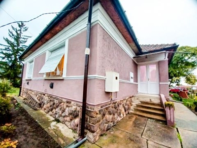 Eladó Ház, Pest megye Szentmártonkáta Szentmártonkátán jó állapotú családi ház központ közelében