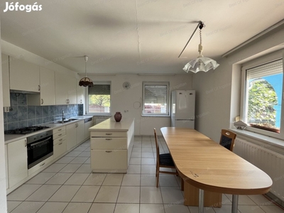 Győrladaméron 252 m2-es, nappali + 3 szobás, kétszintes családi ház,