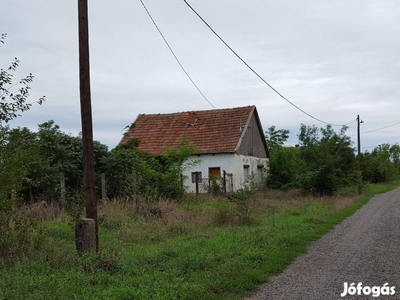 Telek eladó bontandó házzal!