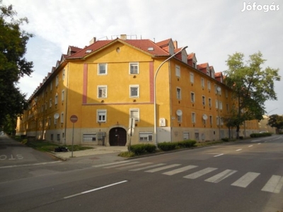 Tetőtéri felújított lakás eladó