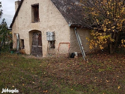 Balatonfüreden pince-présház eladó!