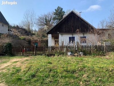 Győrújbarát-hegyen gyönyörű telken hétvégi ház eladó