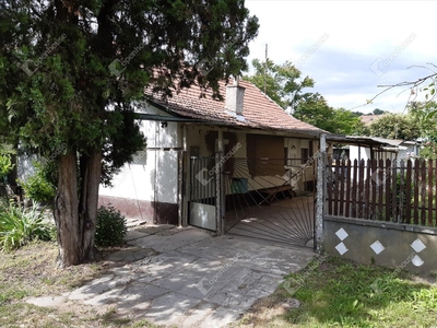 Eladó átlagos állapotú ház - Tiszavárkony