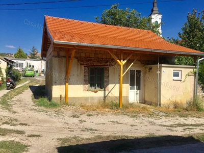 Eladó részlegesen felújított ház - Balatonfüred