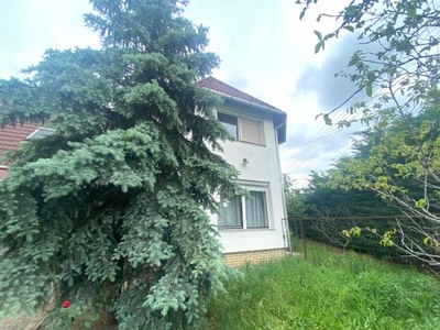 Eladó Ház, Fejér megye Martonvásár Egy élhető kisvárosban a 7-es vonalán, Budapesttől 30 km-re eladó egy 2 szintes ikerház saroktelken