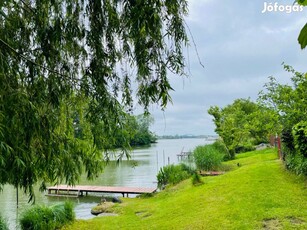 Egyedi panorámás közvetlen vízparti családi ház Ráckevén