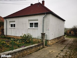 Eladó 120 m? családi ház Győrújbarát, István utcában.