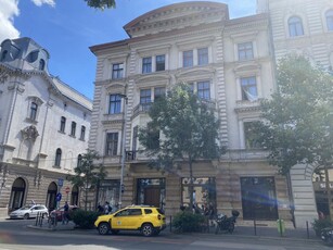 Kiadó téglalakás, albérlet Budapest, V. kerület, Alkotmány utca, Tetőtér