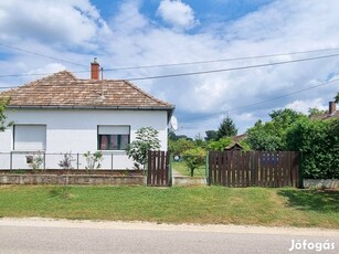 Balatonhoz közeli csendes faluba jó állapotú 105m-es családi ház eladó