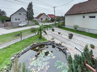 Eladó Ház, Bács-Kiskun megye Kalocsa Eladó Kalocsán egy 165 nm kétszintes családi ház, amely akár 2 generáció lakhatására is alkalmas!