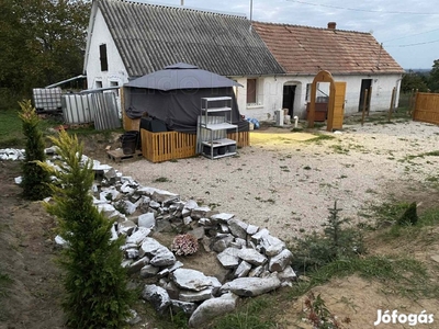 Balaton közeli nyaraló BAZSI Szőlőhegyen eladó!