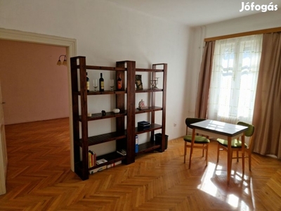 Pécs- belvárosi téglaépítésű lakás eladó!