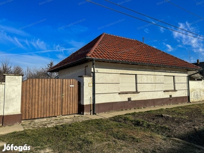 Bács-Kiskun megye Bácsalmás, központhoz közeli részen, felújítandó,