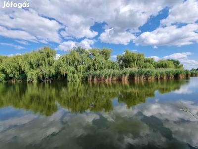 Gyomaendrőd belterületén, közvetlen vízparti telek eladó