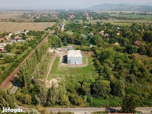 A 21. sz. főút mellett, Lőrinciben 10.000 nm-es ipari ingatlanok eladó