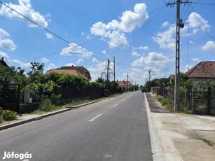 Debrecen, Ungvárikert, aszfaltozott, összközműves utcájában, üres, ép