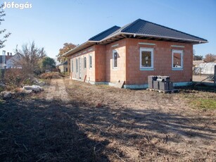 Eladó Sándorfalván szerkezetkész, földszintes családi ház.