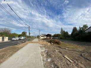 Győrben, forgalmas helyen saroktelek eladó