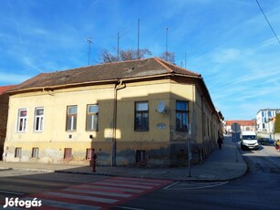 Kaposvár, Nagypiac mellett, 2 szobás, tégla gázos lakás eladó