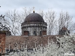 RITKASÁG Esztergomban a BAZILIKA lábánál eladó, akár 2 generációs ház