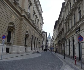 Eladó átlagos állapotú lakás - Budapest VI. kerület