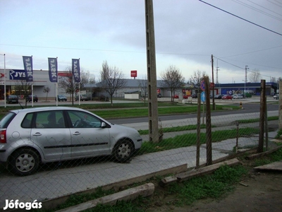 Cegléden központi fekvésű telek eladó