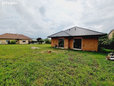 Kistarcsán eladó ikerházi lakás-hőszivattyús fűtés,zöldre néző panorám