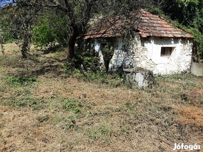 Panorámás felújítandó nyaraló a Szent György- hegyen eladó!