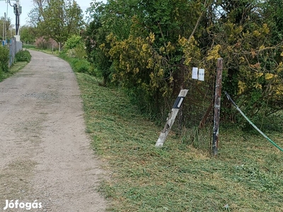 Balatonhoz közel zártkert tárolóval.