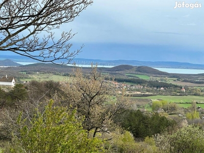 Balatoni panorámás telek a Pécselyi-medencében