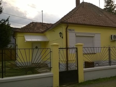 Panel áron összkomfortos családi ház! Győrben 90 m2-es 3 szobás, összkomfortos, családi ház eladó.