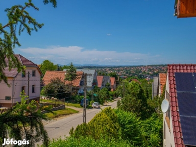 Csendes otthon panorámával Pécelen