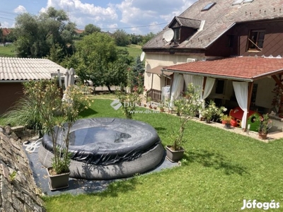 Pécs-Nagypostavölgyben 3 szintes csalásdi ház eladó